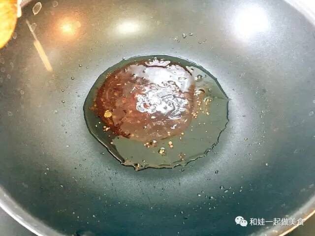 红酒炖猪蹄,11.转小火等待冰糖融化后呈现黄褐色的样子;