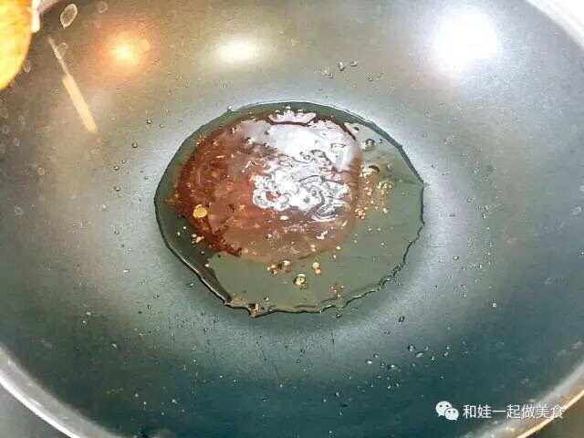 红酒炖猪蹄,11.转小火等待冰糖融化后呈现黄褐色的样子；