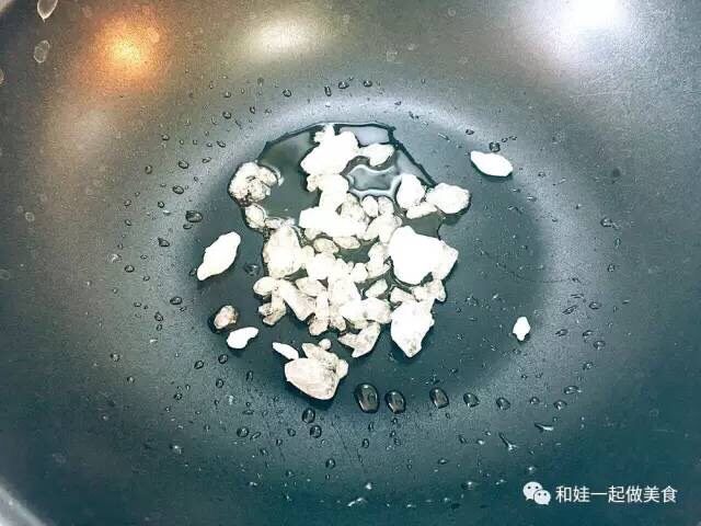 红酒炖猪蹄,10.取一只炒锅,放入油,烧热后放入<a style='color:red;display:inline-block;' href='/shicai/ 866'>冰糖</a>;