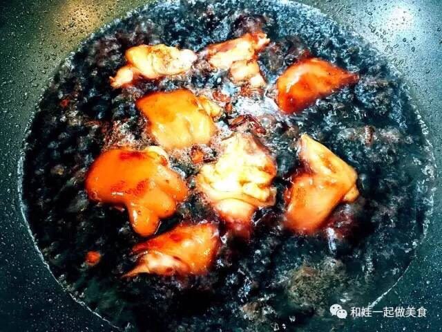 红酒炖猪蹄,14.煮沸后转小火,炖30分钟;