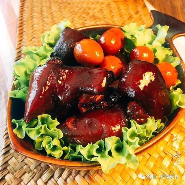 红酒炖猪蹄,味道软糯可口的猪蹄就出锅了哈,这周就动手做起来吧。