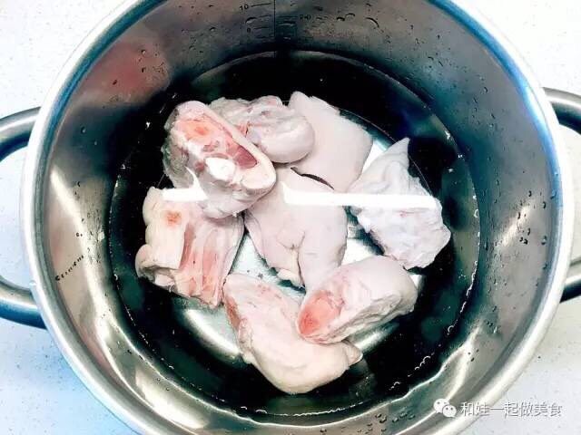 红酒炖猪蹄,3.冷水下锅放入猪蹄,焯水;