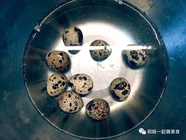 红酒炖猪蹄,8.捞出的鹌鹑蛋立刻用凉水冲透;