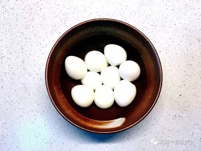 红酒炖猪蹄,9.待鹌鹑蛋凉透了,剥去蛋壳备用;