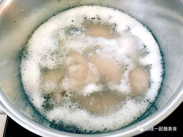 红酒炖猪蹄,4.水开后撇去浮沫;