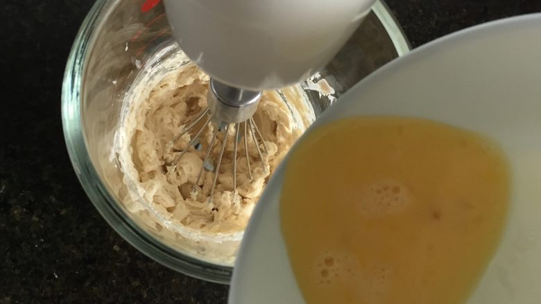 燕麦瓜子仁酥块,倒入全蛋液继续打发至蛋液与黄油完全融合即可;