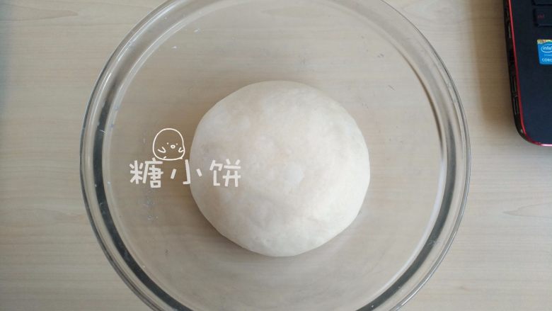 【季夏桃软欧包】,揉至光滑薄膜阶段。原方是室温发酵半个小时(我发了比较长时间,到戳孔不回缩不塌陷的程度)
