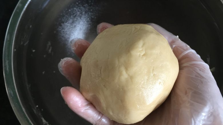 燕麦瓜子仁酥块,带上一次性手套轻轻揉成团;