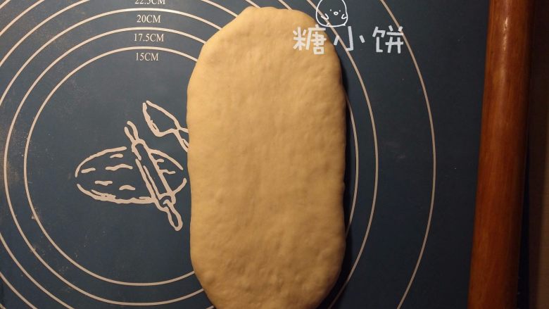 【季夏桃软欧包】,取一个松弛好的面团擀开成椭圆片状