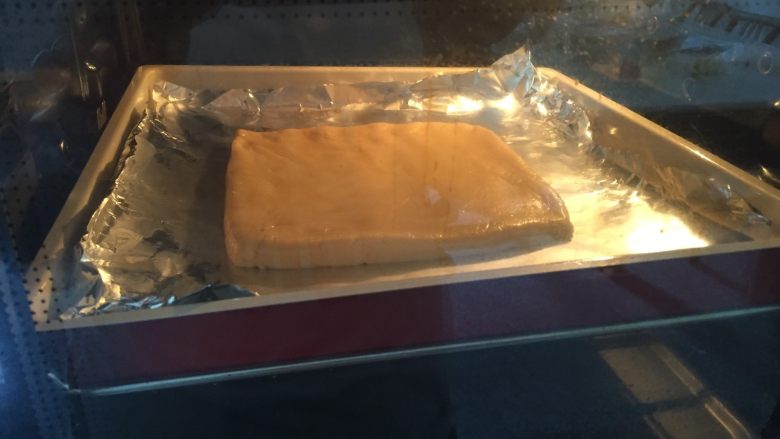 燕麦瓜子仁酥块,放进预热好的烤箱内,165度上下火中层烤20分钟左右,表面发黄即可,取出待用;