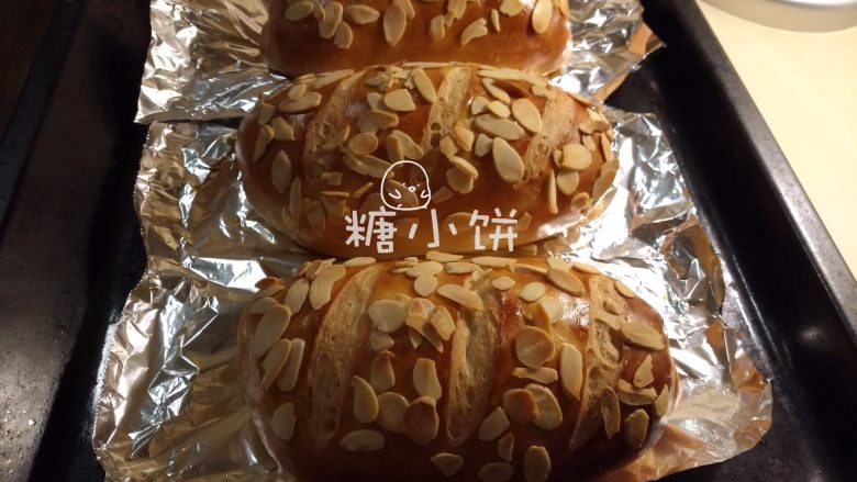 【季夏桃软欧包】,送入预热好200℃的烤箱中层烤10分钟,再转185℃烤12分钟。出炉放凉即可