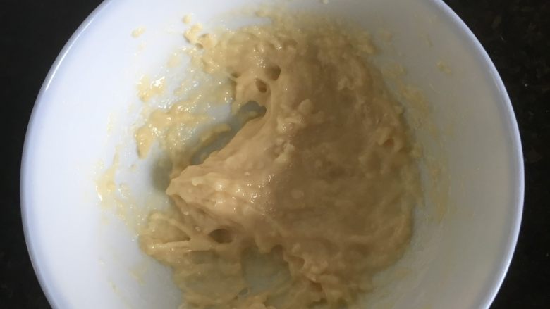 燕麦瓜子仁酥块,将馅料中的蛋液和低筋面粉混合均匀备用;