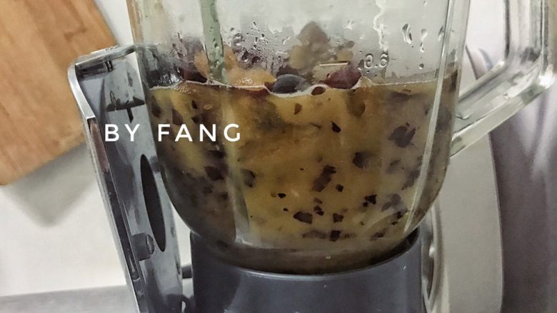 枣泥糕,把煮好的红枣放进料理机,打成绵密的枣泥,越绵密越好哦!