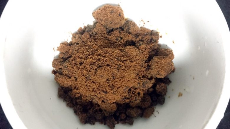 红豆年糕甜汤,我这里用的是红蔗糖,热量不是很高的,怕胖的妹纸可以选这种(还有甜汤颜色会很好看~呼呼)