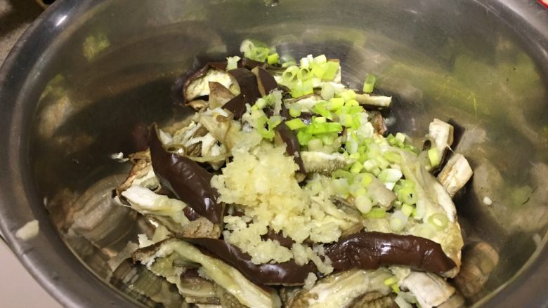 韩式凉拌茄子,茄子放凉以后,手撕成茄条。再放入蒜末,葱末。