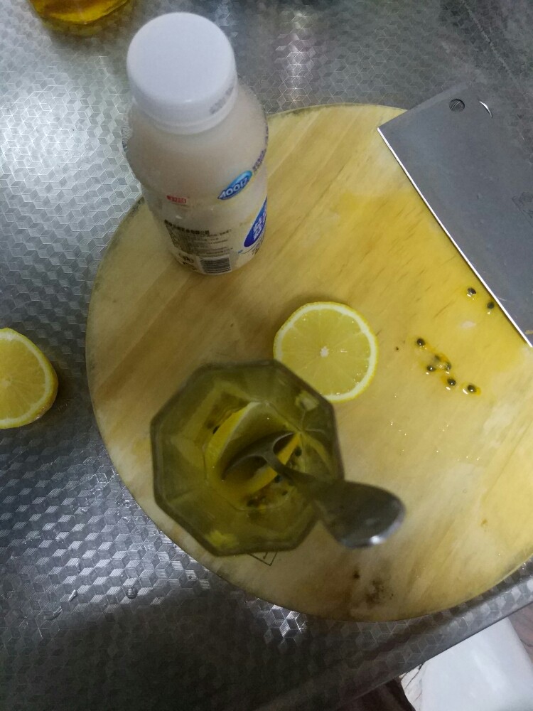 柠檬百香果益酸菌,柠檬切3片加入(不喜欢柠檬酸味的可以加金桔,多余的柠檬也不要浪费,蜜渍保存可以下次再用,亦或泡柠檬水喝,下面有步骤)