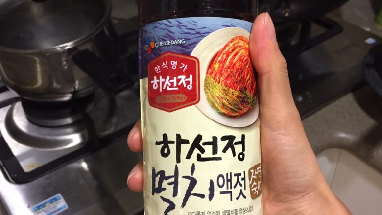 韩式凉拌茄子,韩式side dish调味基本上是蒜末,葱末,芝麻油,白芝麻。咸味鲜味依靠韩国酱油,韩国鱼露(如图),盐。放辣椒和辣酱的时候,会再加一点糖。