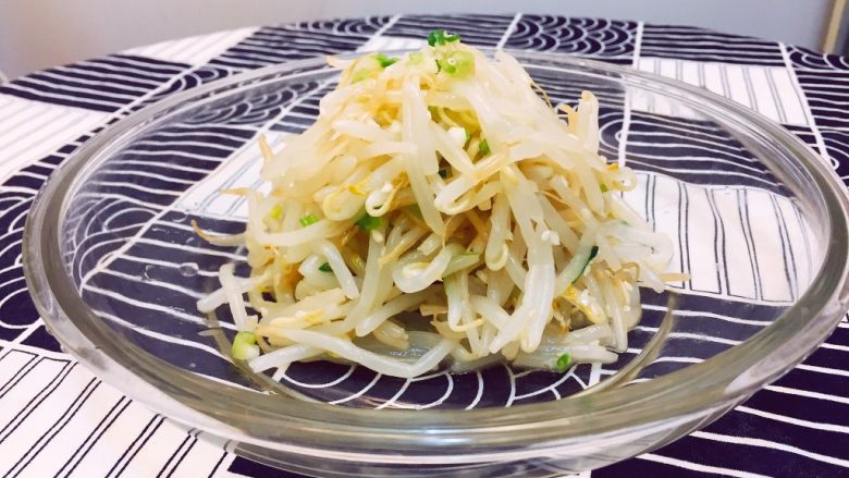 韩式凉拌茄子,凉拌豆芽:豆芽焯水,调味是蒜末,葱末,韩国鱼露,盐,香油,熟芝麻。