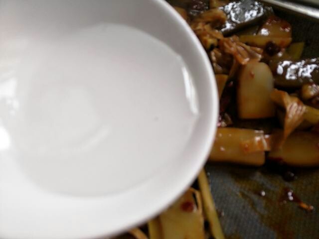 麻辣魔芋,接着放入少许温水煮制3-5分钟~