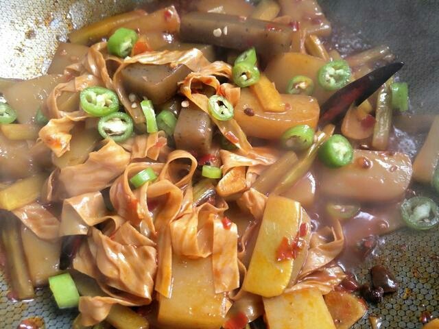 麻辣魔芋,撒入辣椒,改大火收汤即可关火~