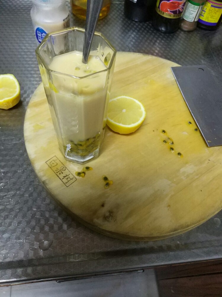 柠檬百香果益酸菌,接着用勺搅拌均匀就可以享用啦!