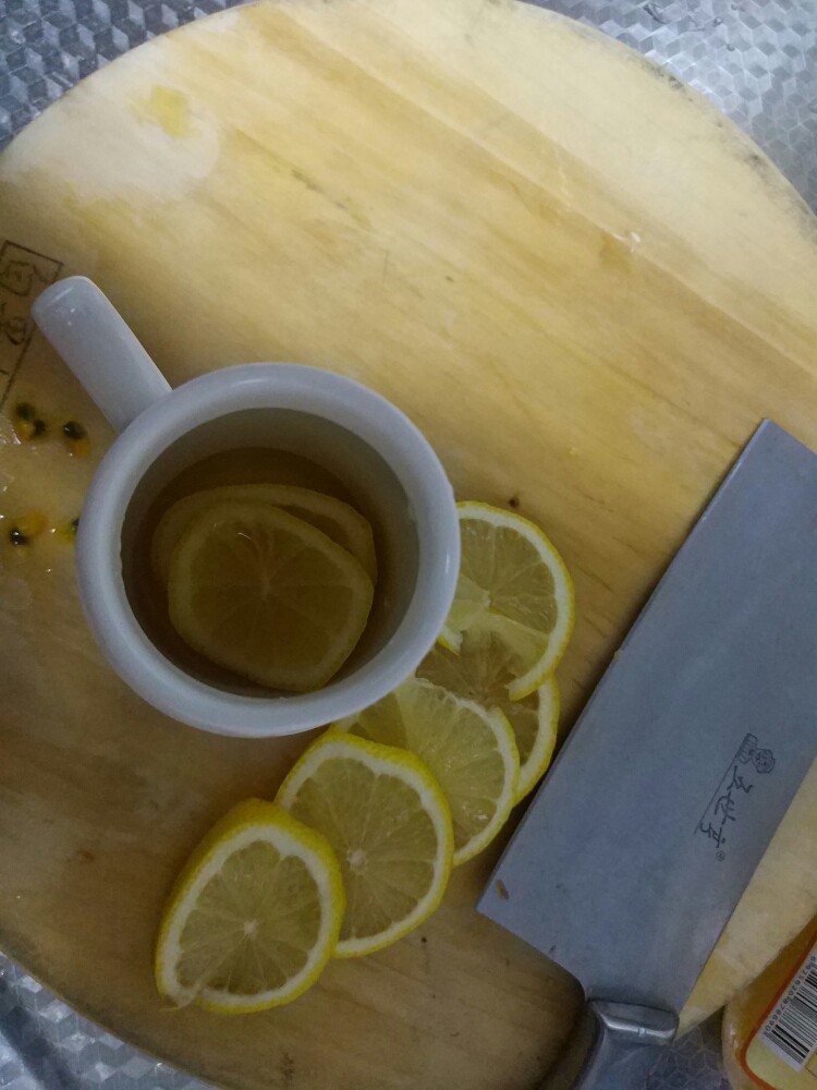 柠檬百香果益酸菌,接着加一片柠檬再铺一层蜂蜜(柠檬若有子最好去掉,我用的是无子的)