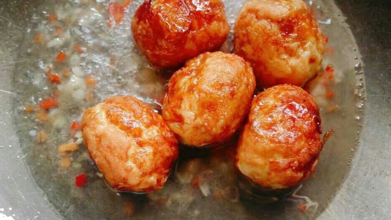 剁椒虎皮鸡蛋,放入炸好的鸡蛋,下少许水和<a style='color:red;display:inline-block;' href='/shicai/ 692'>酱油</a>焖煮