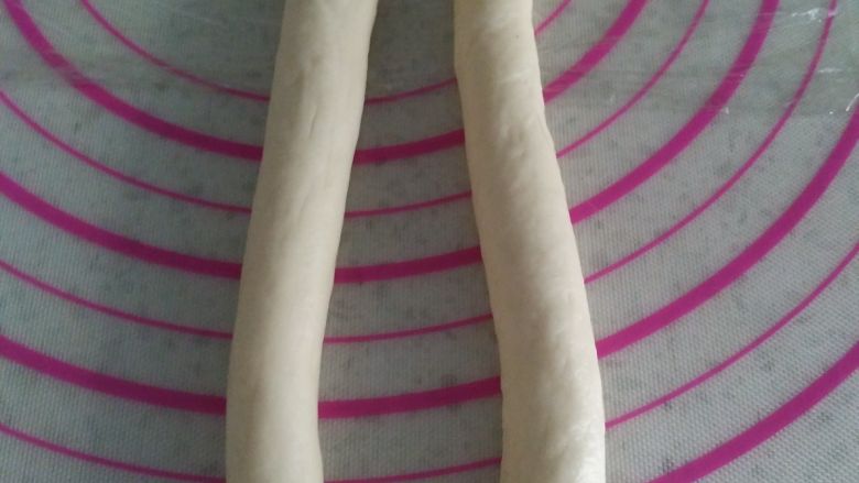 哄娃神器--萌萌哒兔子面包,取一个松弛好的面揉长,一定要揉至40厘米以上长度,这样整形完毕才会有长长的兔耳朵~如果揉的时候面团回缩,说明松弛的不到位,要继续松弛一会。