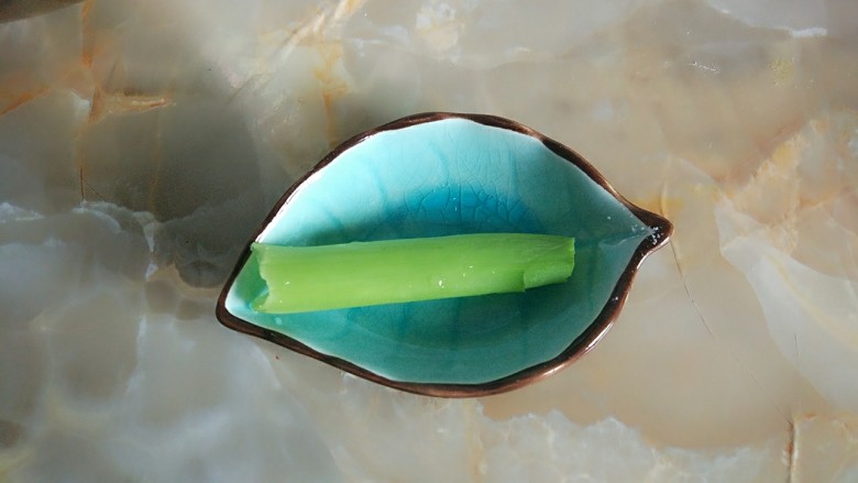 家庭版简易鸡蛋卷饼，双蛋青菜营养版,本来应该用小葱，家里只有一根大葱，就用了一段，证明口味也不错。