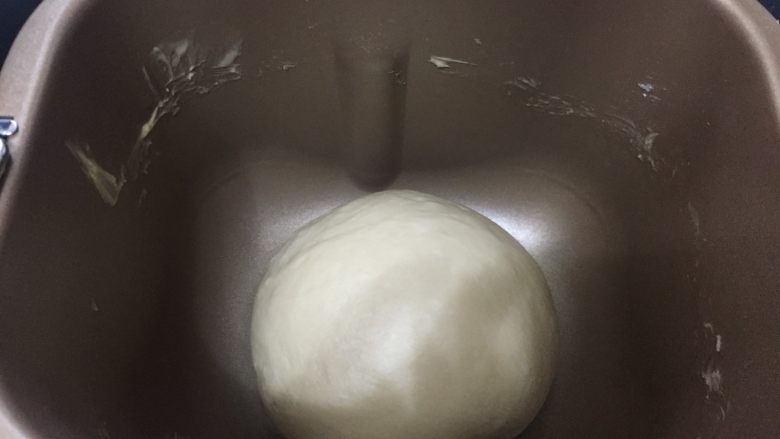 杂蔬火腿奶酪卷面包 直接法,之后放回面包机中,启动发酵程序,发酵1小时至两倍大
