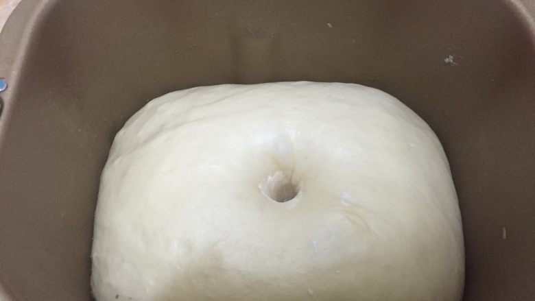 杂蔬火腿奶酪卷面包 直接法,用手指沾满面粉插入面团中,不回缩不塌陷,表示发酵已完成
