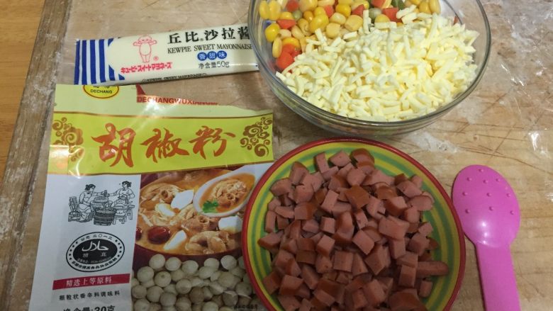 杂蔬火腿奶酪卷面包 直接法,用松弛的时间来准备里面的馅料
我在超市买的速冻杂蔬粒,用热水煮了10分钟,因为有豌豆,所以要煮熟。煮后用厨房纸洗干净水分