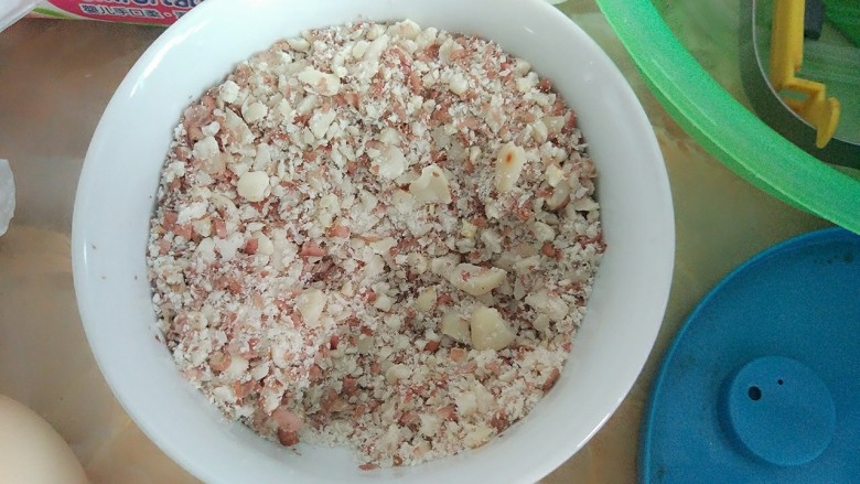 家庭版简易鸡蛋卷饼，双蛋青菜营养版,花生碎是昨天做坚果曲奇时做的，可以不放，只是个人喜好。