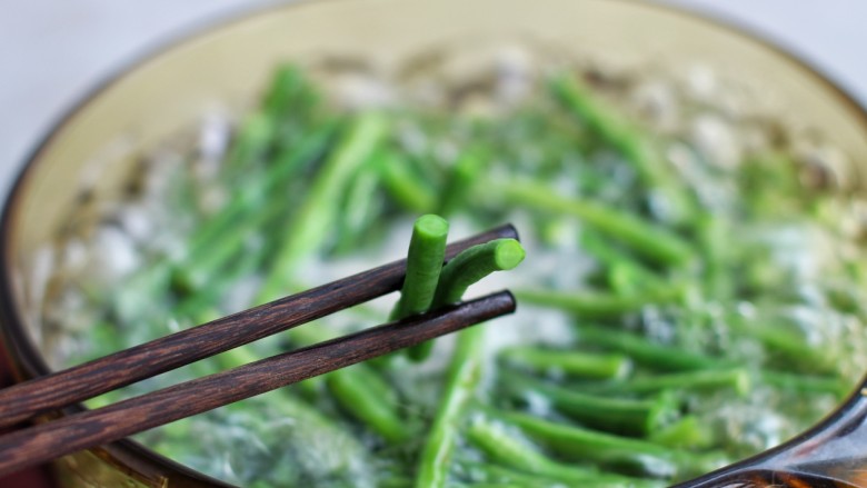 麻酱蒜蓉拌豇豆,待豇豆颜色变的更绿,里面没有白芯时