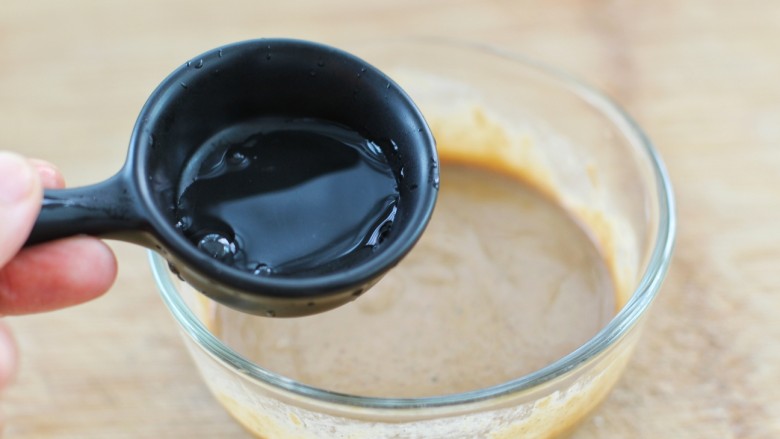 麻酱蒜蓉拌豇豆,如果比较干稠,再倒入适量清水