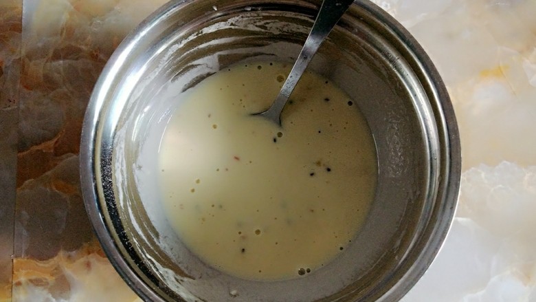 家庭版简易鸡蛋卷饼，双蛋青菜营养版,搅拌到无粉无颗粒状态。