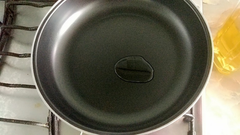 家庭版简易鸡蛋卷饼，双蛋青菜营养版,平底锅加入少量油，因为一般都是不粘锅，所有油尽可能少放。