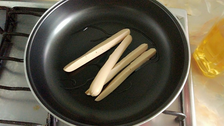 家庭版简易鸡蛋卷饼，双蛋青菜营养版,先把<a style='color:red;display:inline-block;' href='/shicai/ 425'>香肠</a>煎香，口感更好。