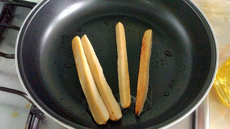 家庭版简易鸡蛋卷饼，双蛋青菜营养版,感觉表面焦黄就可以出锅了。