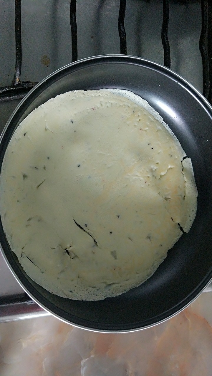 家庭版简易鸡蛋卷饼，双蛋青菜营养版,翻面后铺平。