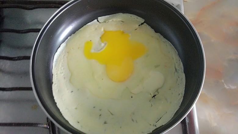 家庭版简易鸡蛋卷饼，双蛋青菜营养版,加入鸡蛋。