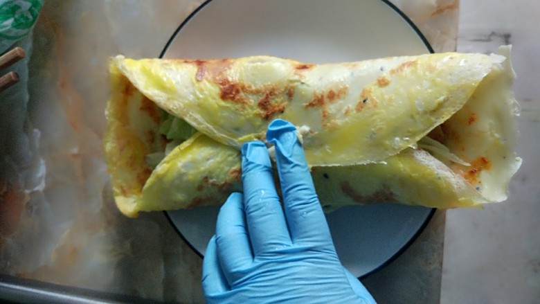 家庭版简易鸡蛋卷饼，双蛋青菜营养版,装盘折叠。