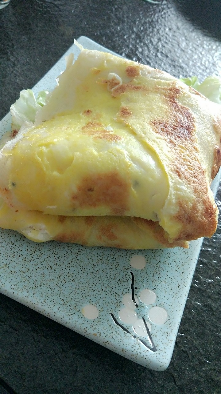 家庭版简易鸡蛋卷饼，双蛋青菜营养版,成品
