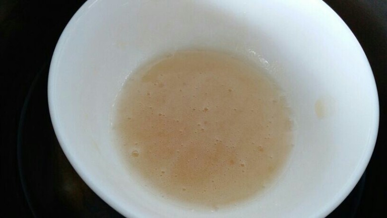 提拉米苏(六寸),泡发的吉利丁粉隔热水融化,融化的吉利丁液边倒入蛋黄糊内边用电动打蛋器搅拌