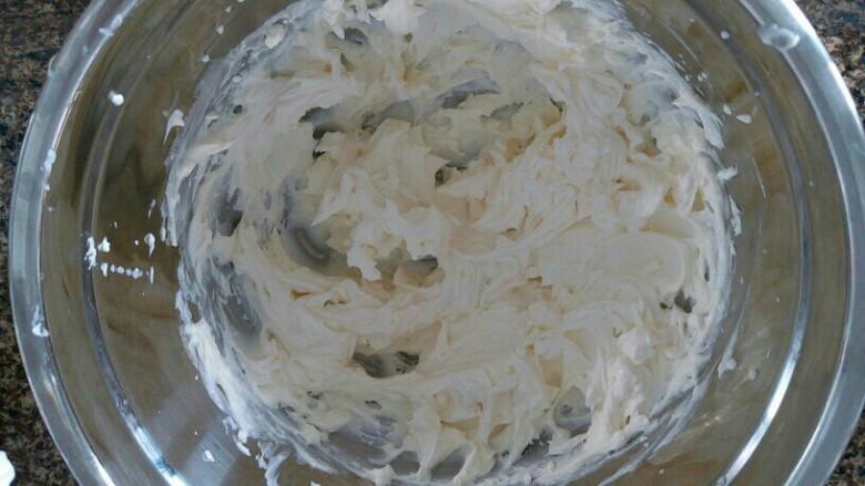 提拉米苏(六寸),马斯卡彭用电动打蛋器打至顺滑,不要打过了哦,我打了大约12圈的样子