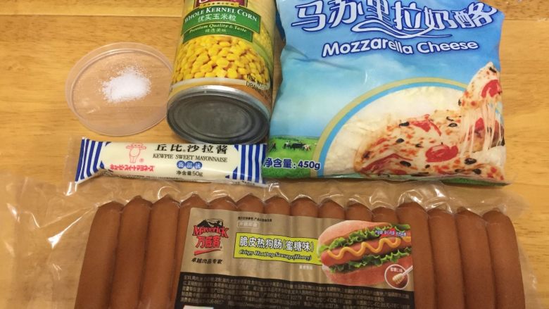 汤种法玉米香肠辫子包,用发酵的时候来制作面包上面的馅料