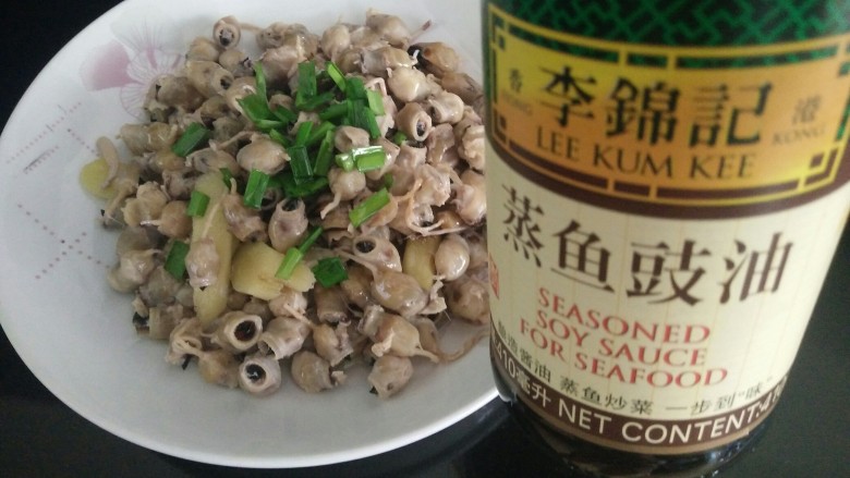 白焯墨鱼嘴,加入适量的<a style='color:red;display:inline-block;' href='/shicai/ 864'>蒸鱼豉油</a>,豉油不要太多,要不会咸的