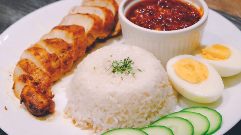 秘制异国风味鸡胸肉腌料&绝佳搭配
(减肥必备),把印尼风味鸡排煎好后切片 配上五片黄瓜和一个白煮蛋 健康美味的印尼风味晚餐就有啦