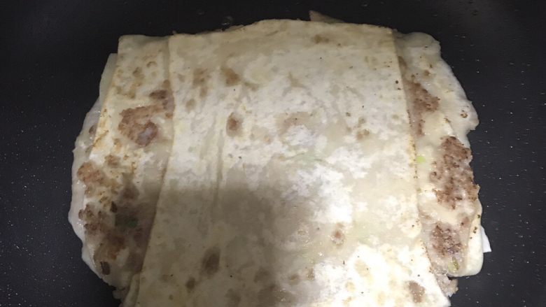 千层馅饼,锅内放油,用平铲按压,注意不要把馅压出!两面煎至金黄色!加点水,不要加太多!闷1-2分钟!就可以出锅啦!切开装盘!来碗粥,加点拌菜!一顿丰盛的早餐就好了!