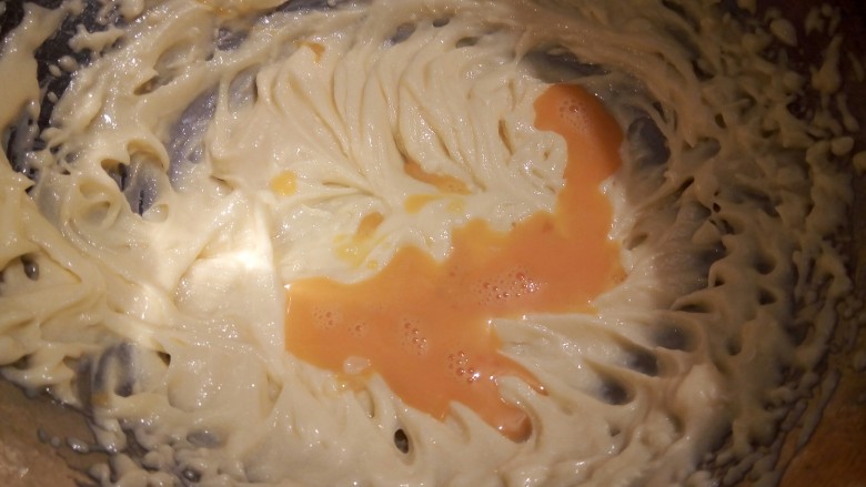 花生奶油小饼干,打发好的黄油里,倒入打散的<a style='color:red;display:inline-block;' href='/shicai/ 59311'>鸡蛋液</a>,,